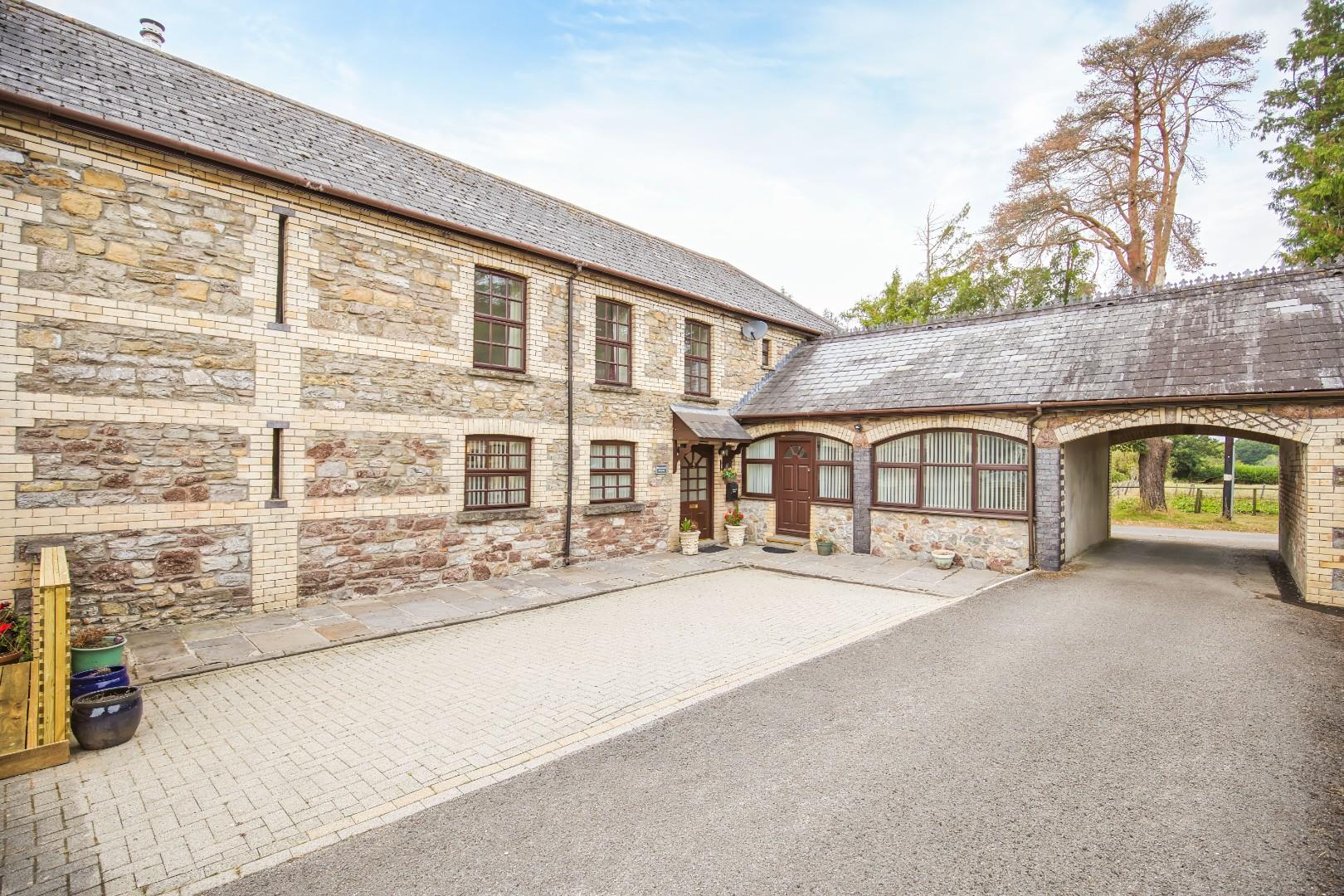 Henstaff Mews, Llantrisant Road, Groesfaen, Pontyclun, Rhondda Cynon Taff, CF72 8NG